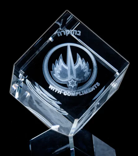 קוביית קריסטל חריטת תלת מימד 3D